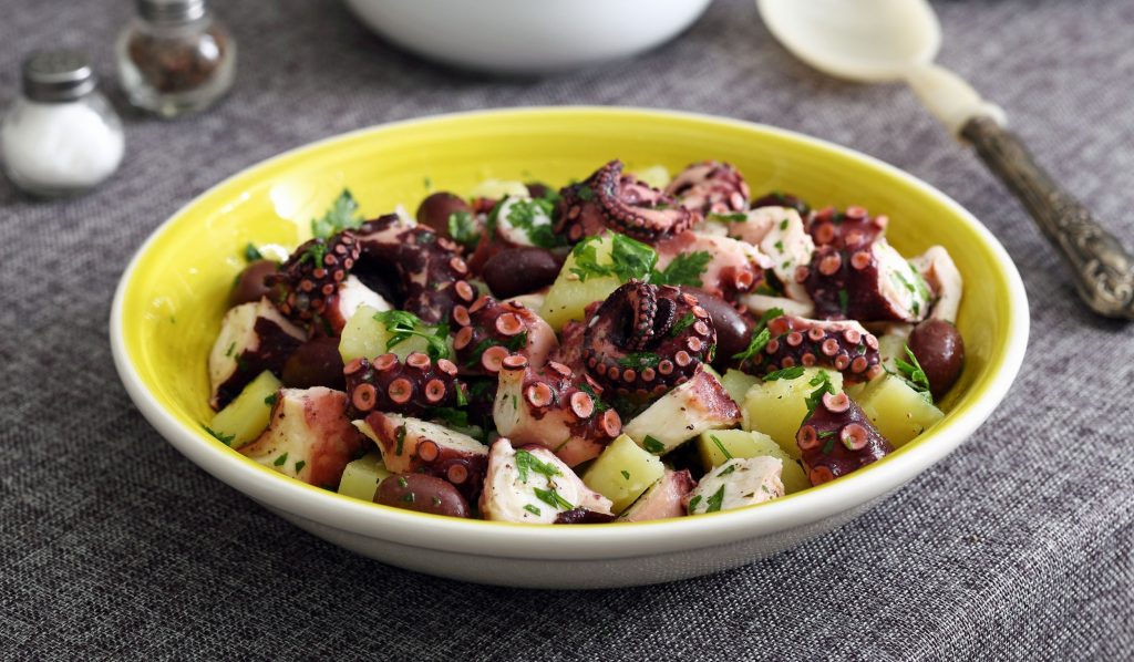 Рецепт салата из осьминога: освежающее удовольствие для любителей морепродуктов