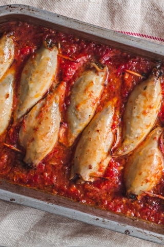 Фаршированные кальмары в духовке с рисом, колбасой и помидорами