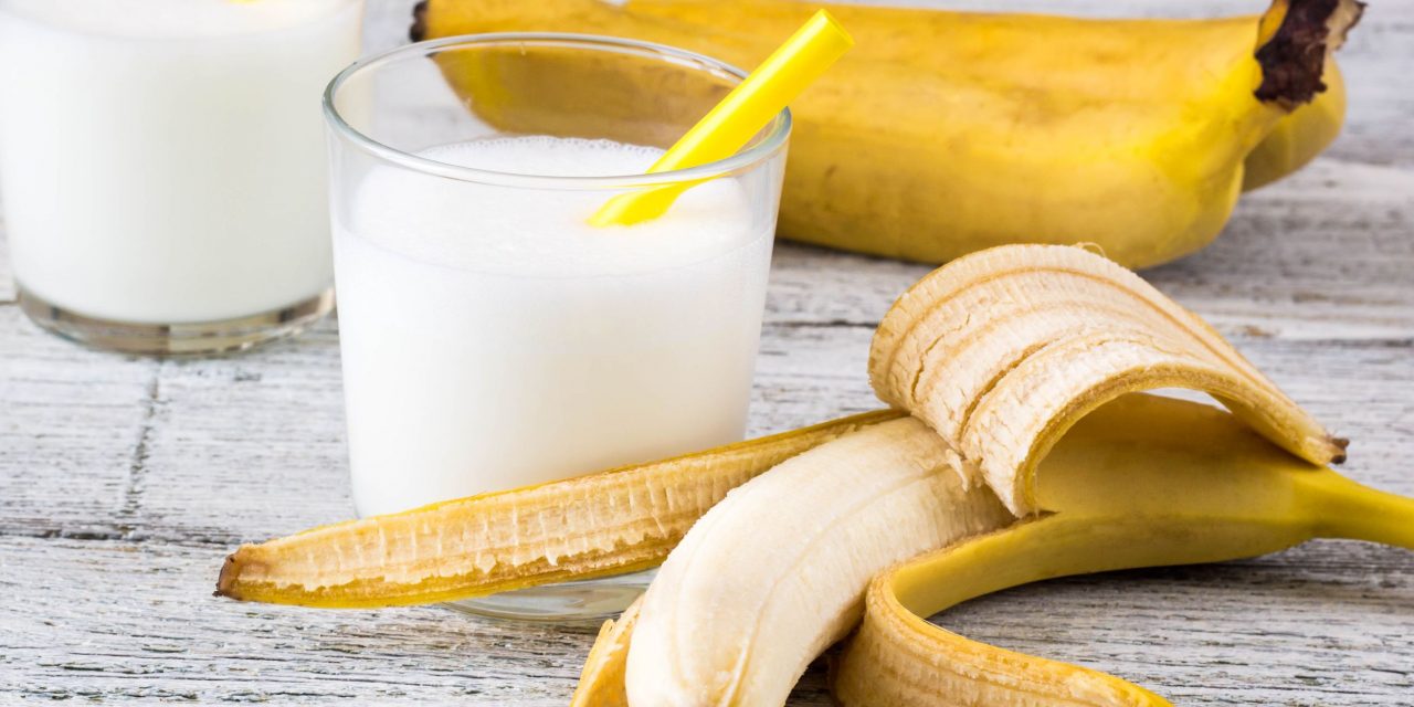 Молочный коктейль с бананом, мёдом и кардамоном