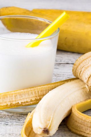 Молочный коктейль с бананом, мёдом и кардамоном