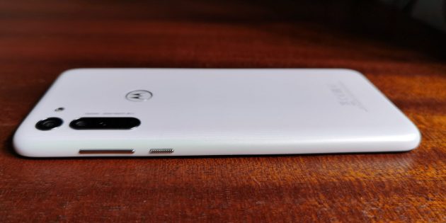 Motorola Moto G8: дизайн и эргономика