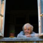 8 опасностей, которые угрожают пожилым людям в быту