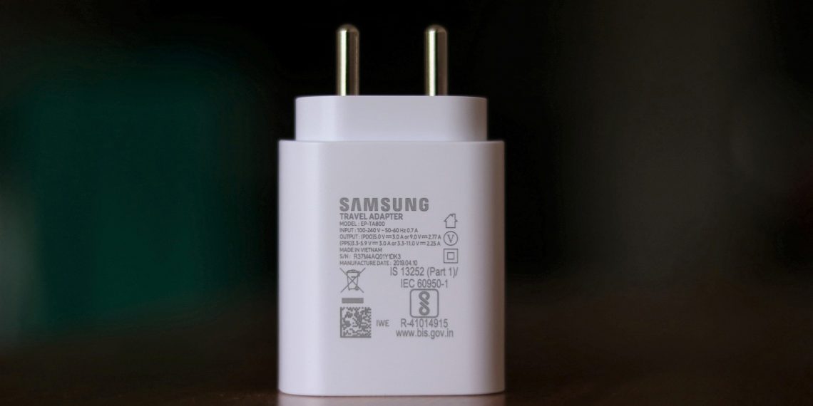 Samsung откажется от комплектной зарядки смартфонов