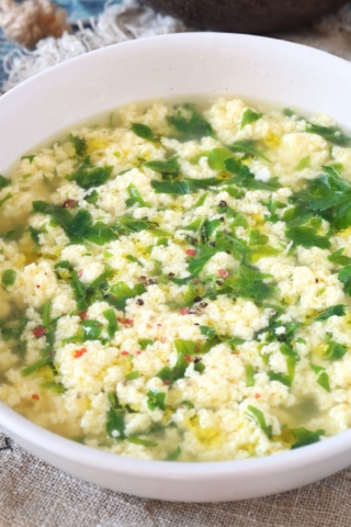 Простой итальянский суп страчателла с сыром и яйцами