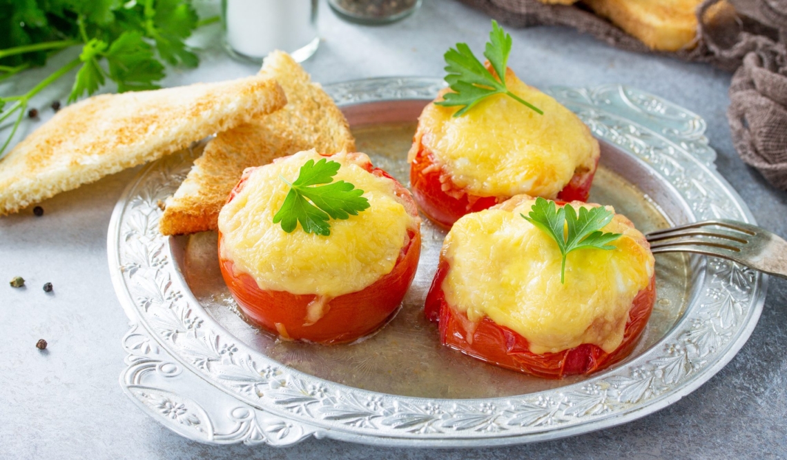 Помидоры, фаршированные рисом и овощами Лайфхакер