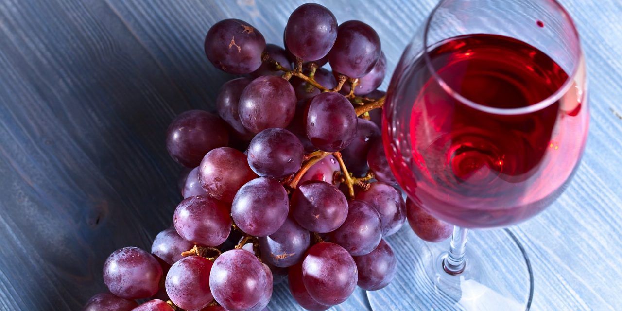 Полусладкое вино из чёрного или красного винограда