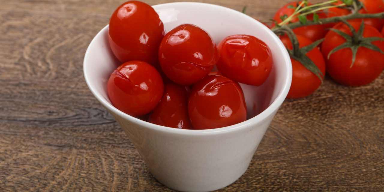 Маринованные помидоры, фаршированные чесноком