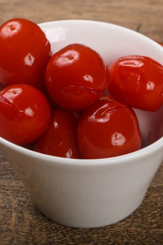 Маринованные помидоры, фаршированные чесноком