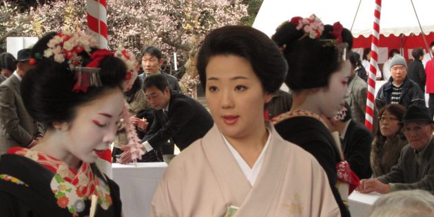 Geisha-and-two-maiko_1598439981-scaled-e