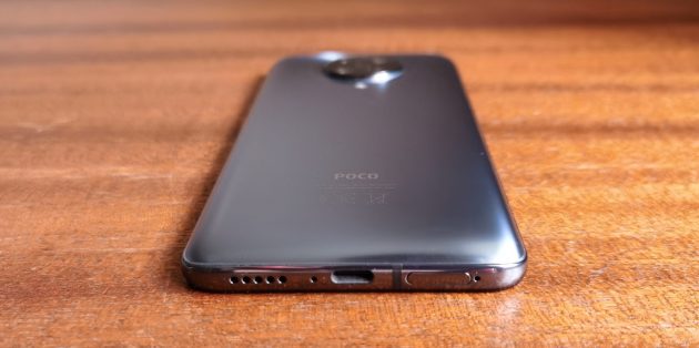 Мультимедийный спикер на нижнем торце Xiaomi Poco F2 Pro оснащён собственным усилителем