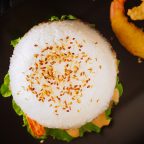 Рисовый бургер с креветками темпура