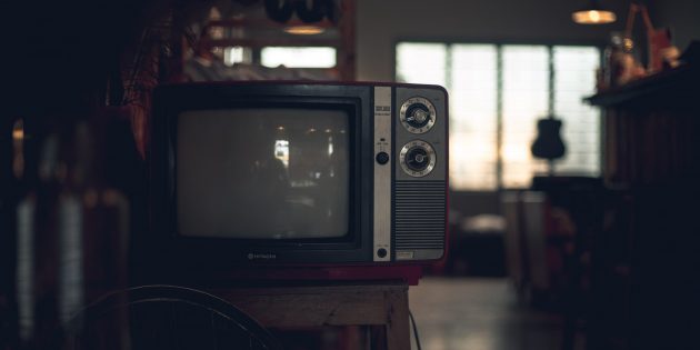 Сидеть близко к телевизору вредно для здоровья