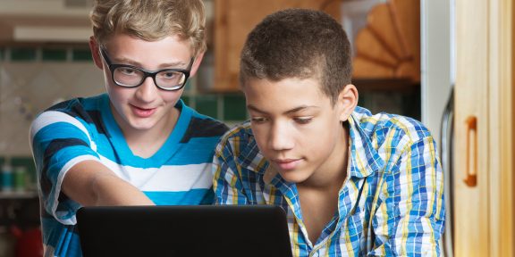 Как ребёнку или подростку научиться кодить: советы и полезные ресурсы для юных программистов
