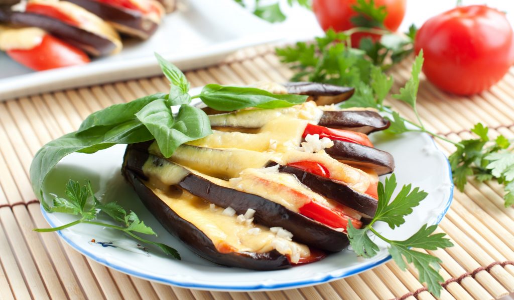 Баклажаны с помидорами сыром и чесноком в духовке кружочками рецепт фото пошагово и видео