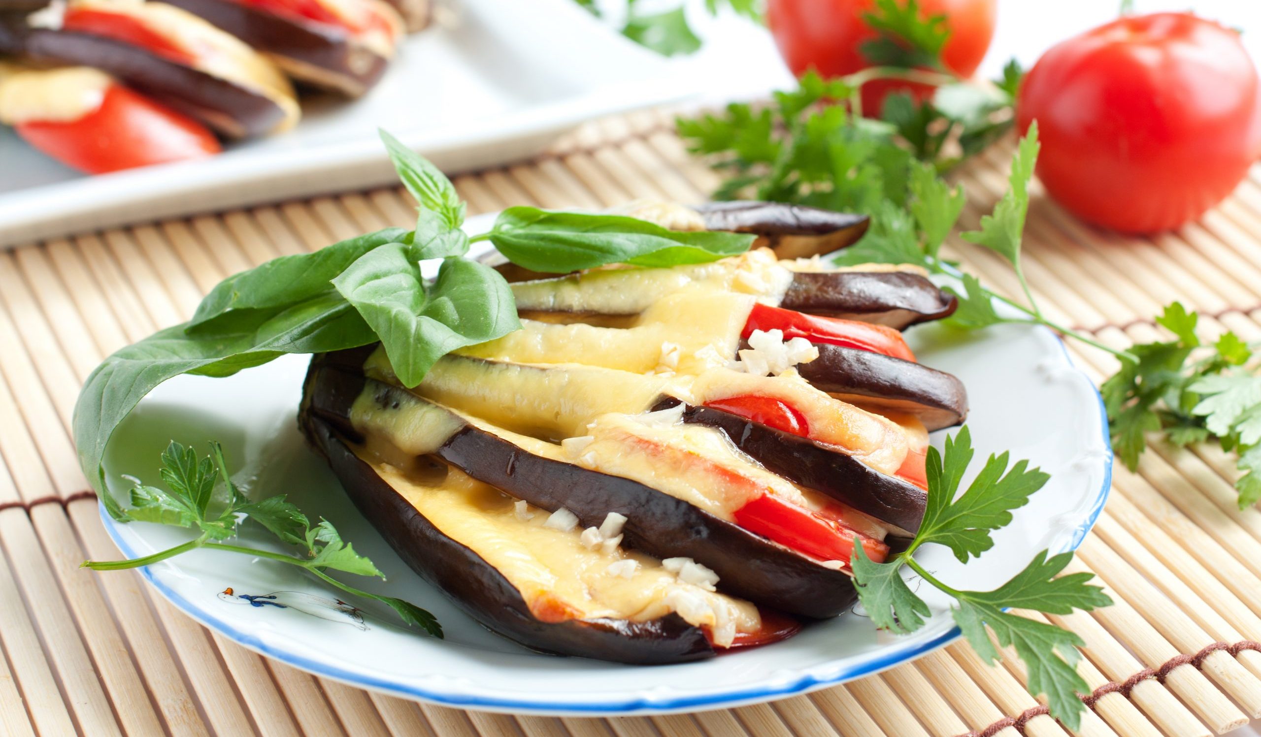 Рулетики из баклажана с творожным сыром и помидором – пошаговый рецепт приготовления с фото