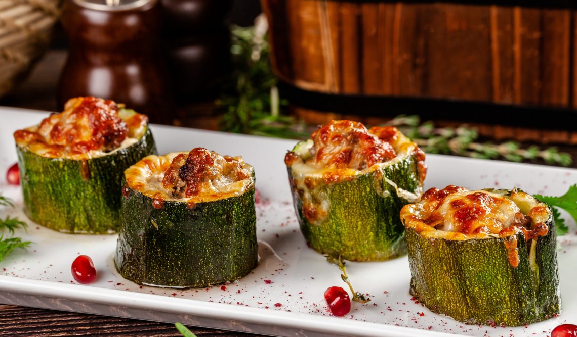 Бочонки из кабачков с фаршем и сыром Лайфхакер