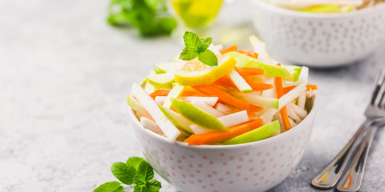 Салат из репы, яблока и моркови