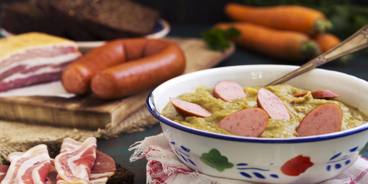 Голландский гороховый суп «Снерт» с грудинкой и колбасой