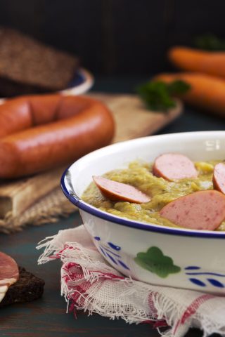Голландский гороховый суп «Снерт» с грудинкой и колбасой