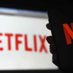 Netflix теперь полностью на русском с тарифами в рублях
