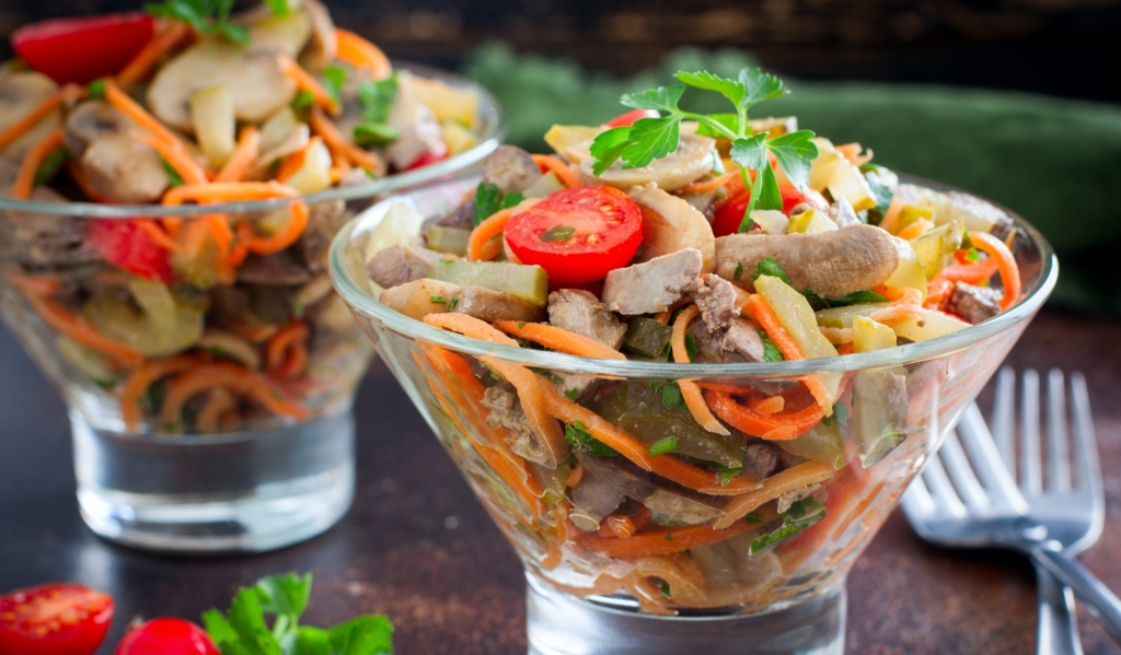 Салат с куриной печенью и грибами Лайфхакер