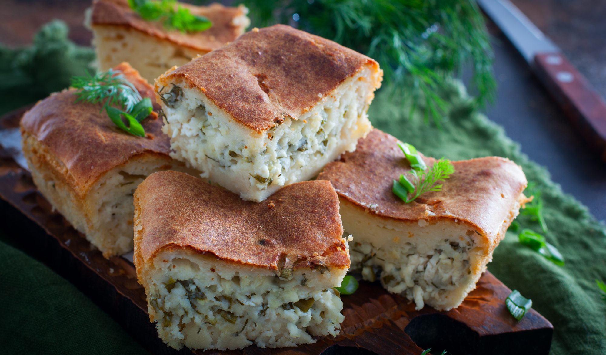 Заливной пирог с творогом, сыром и зеленью