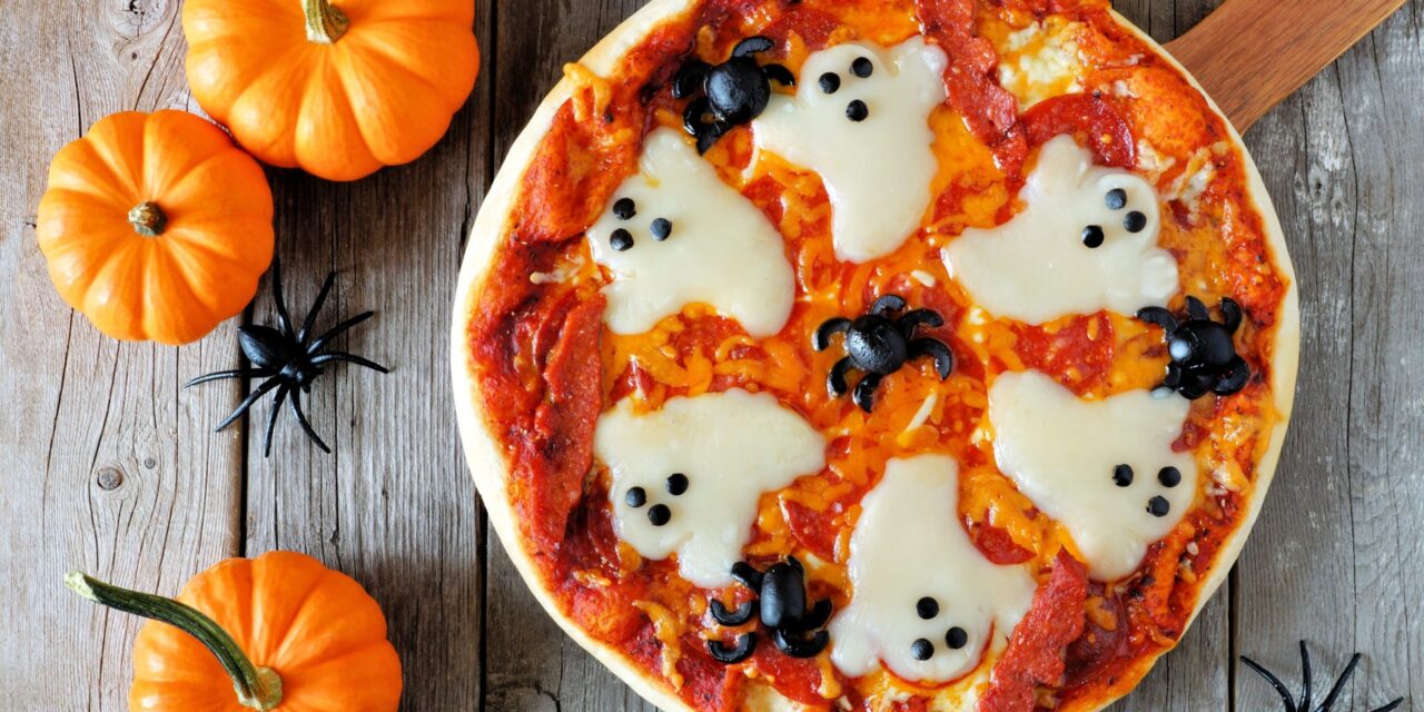 Пицца с сырными привидениями на Хеллоуин
