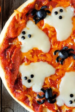 Пицца с сырными привидениями на Хеллоуин