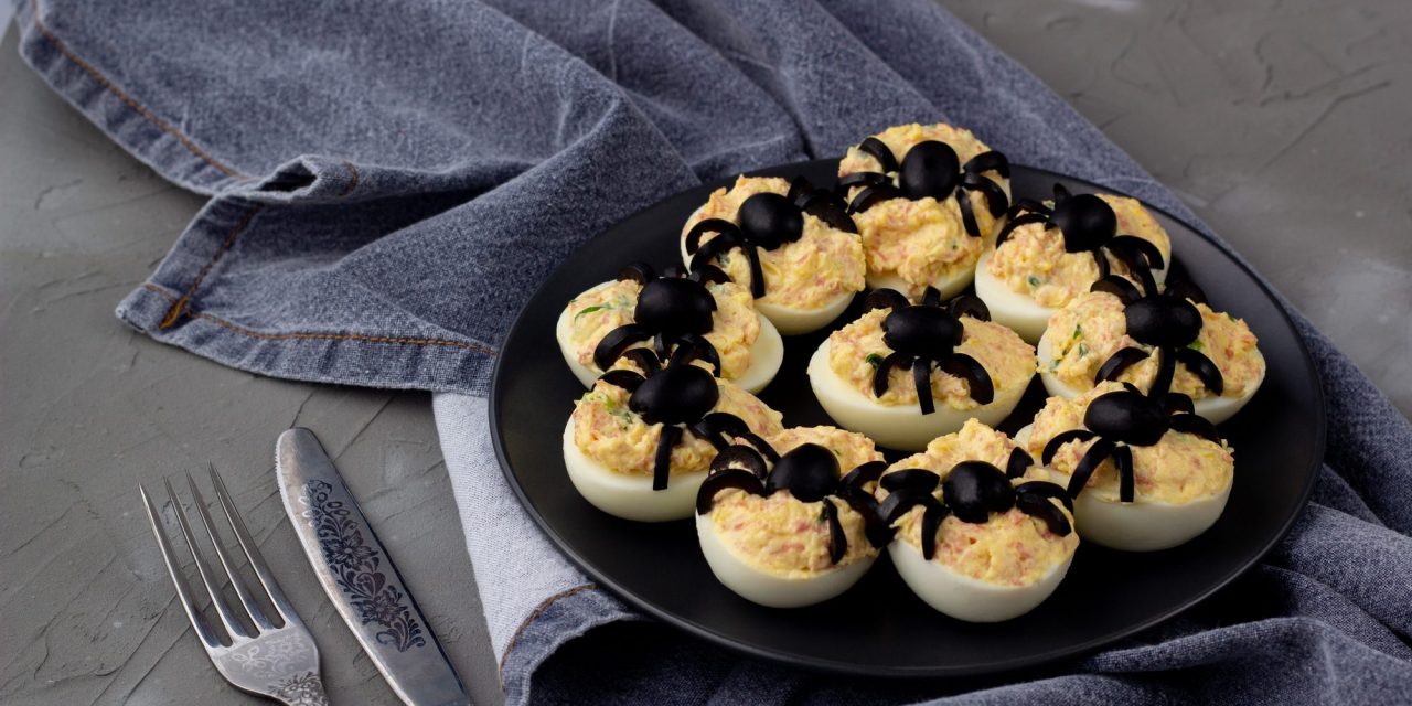 Закуска на Хеллоуин: фаршированные яйца с пауками