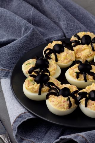 Закуска на Хеллоуин: фаршированные яйца с пауками