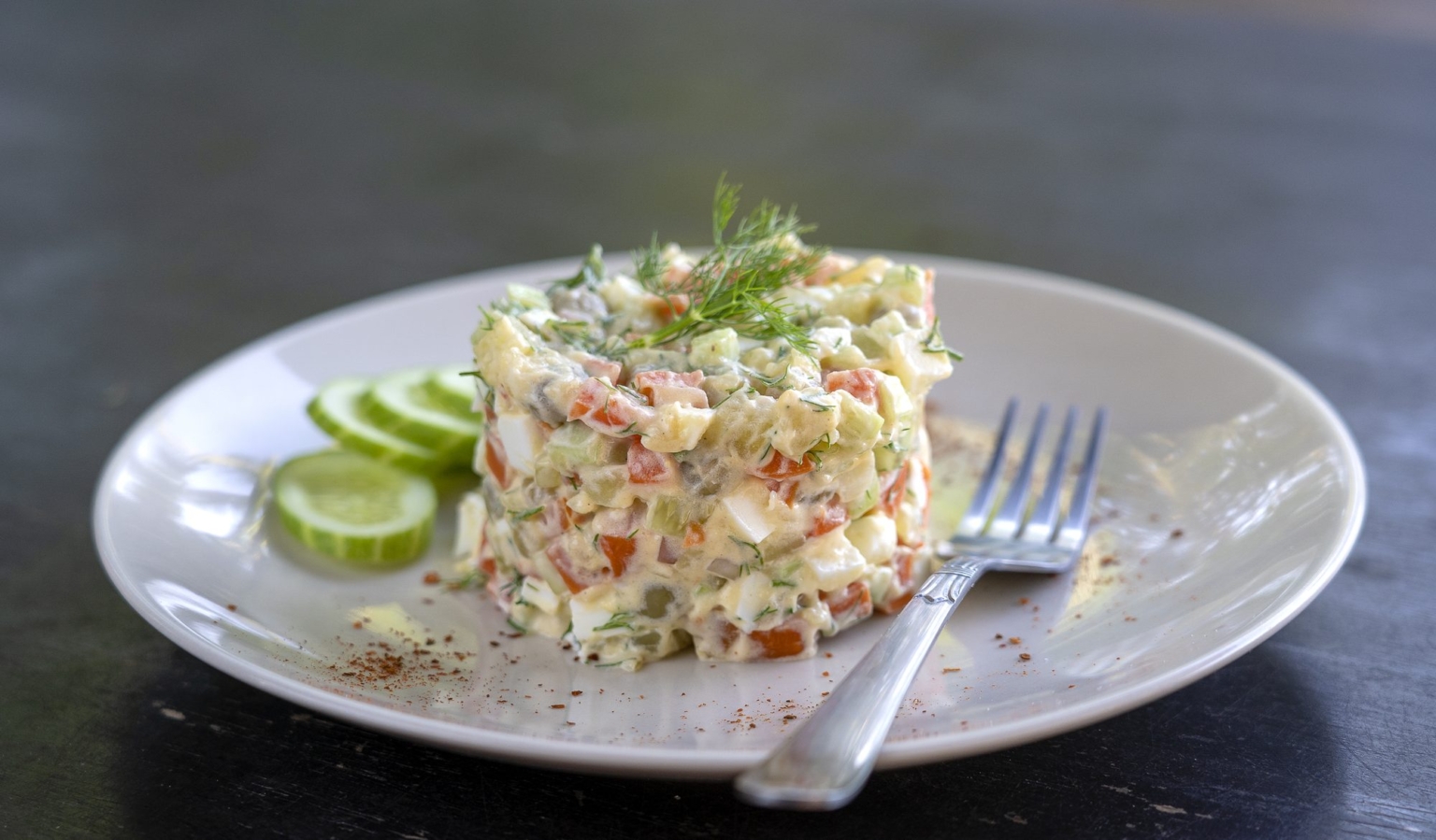 Салат с говядиной, перцем и маринованными огурцами Лайфхакер