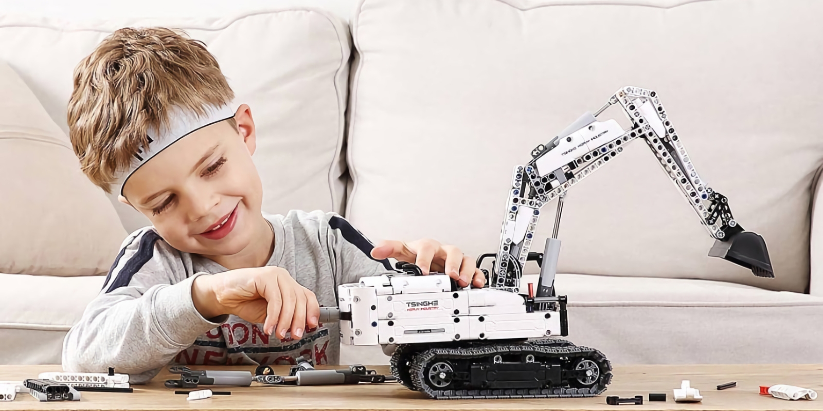 Надо брать: действующая модель гусеничного экскаватора Xiaomi для детей и не только