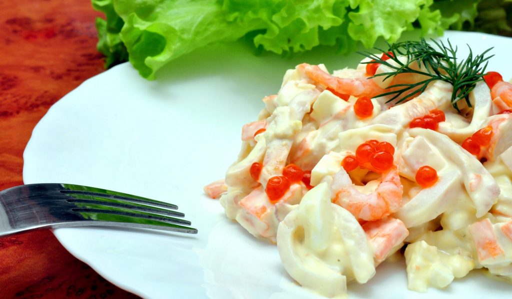 Салаты с креветками и кальмарами — рецепты с пошаговыми фото и видео