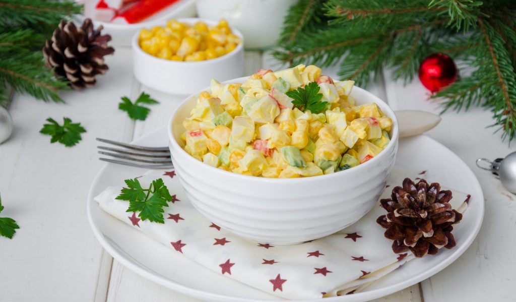 Салат с крабовыми палочками, огурцами и кукурузой Лайфхакер