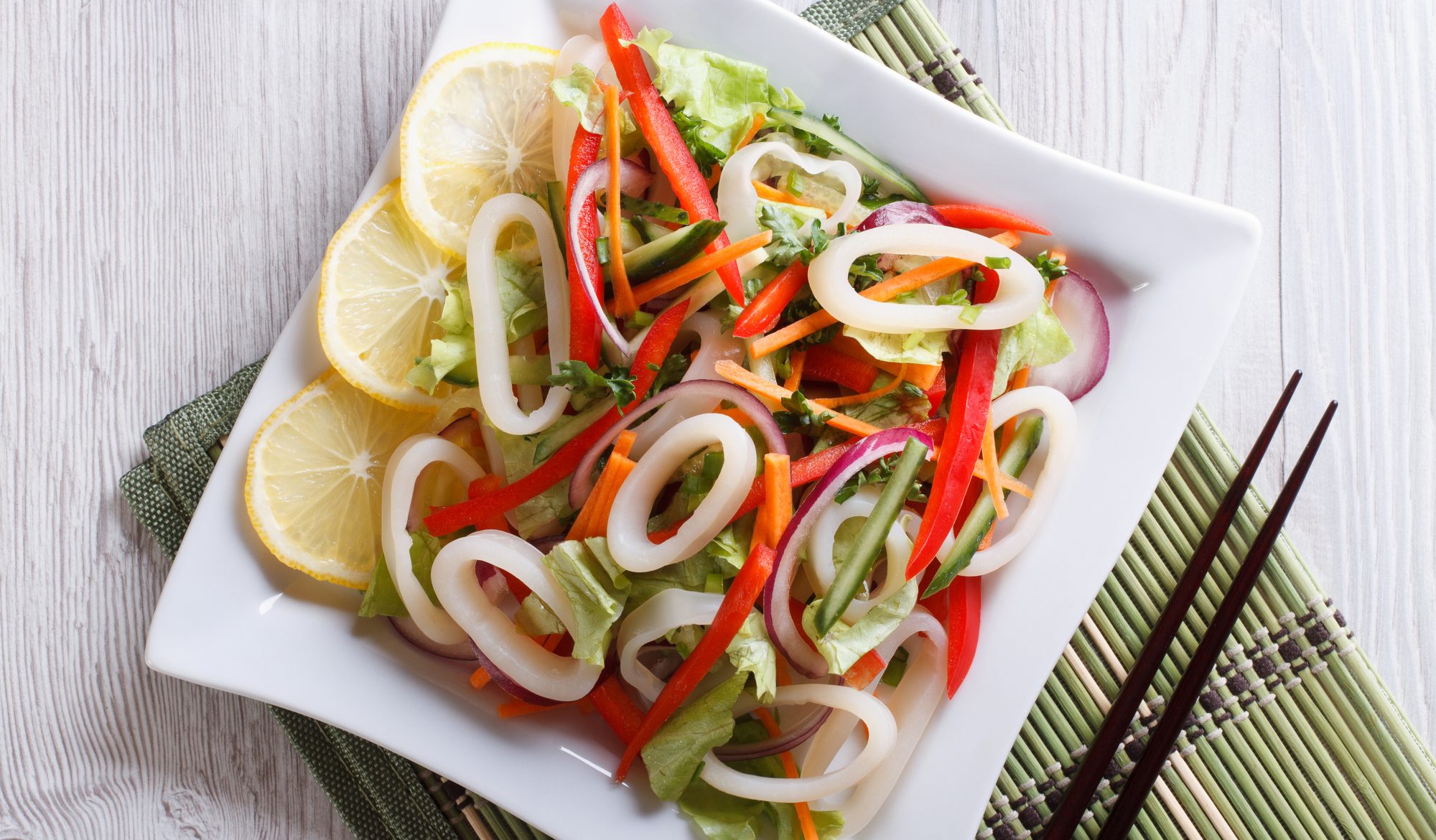 Простой салат с кальмарами и овощами