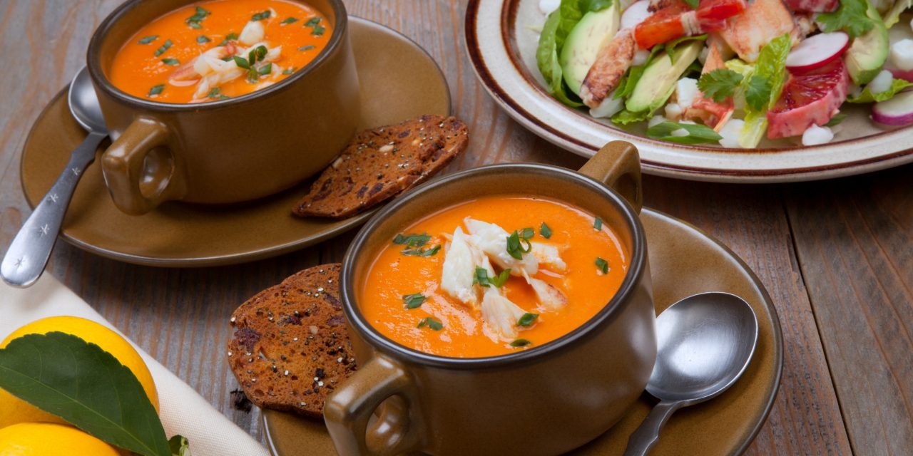 Томатный крем-суп с морепродуктами - Лайфхакер