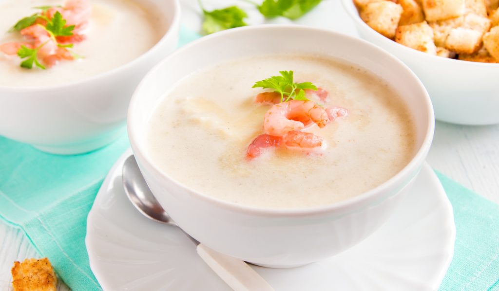 Тайская кухня: кокосовый суп с креветками и овощами