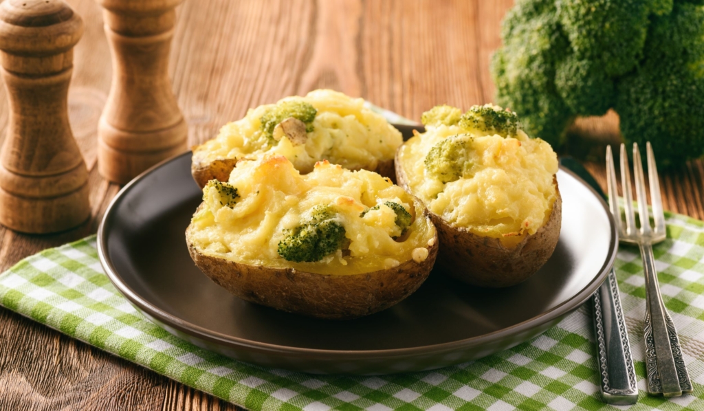 Картошка, запечённая в духовке с брокколи и сыром Лайфхакер