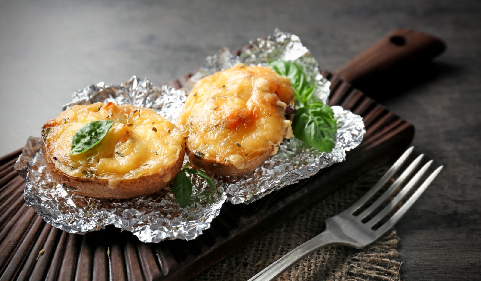 Картошка, запечённая в духовке с творогом и сыром Лайфхакер