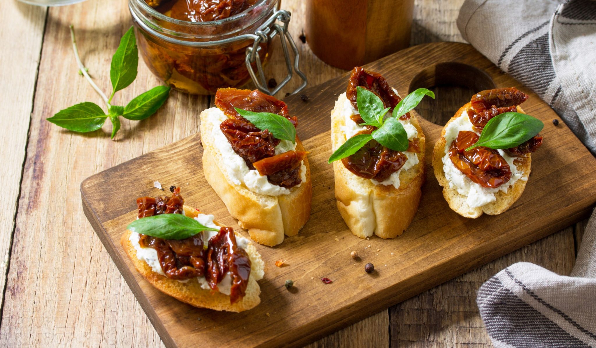 Брускетта с вялеными помидорами и рикоттой Лайфхакер