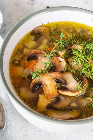Простой грибной суп с перловкой