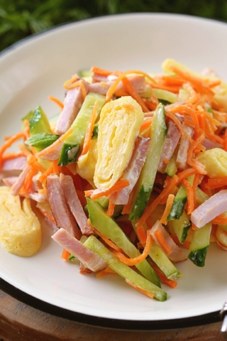 Салат с корейской морковью, яичными блинчиками и ветчиной