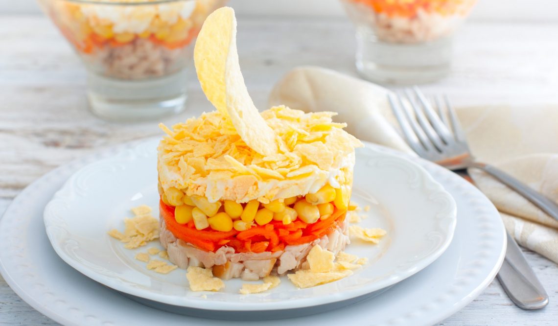 Салат с копчёной курицей и чипсами Лайфхакер