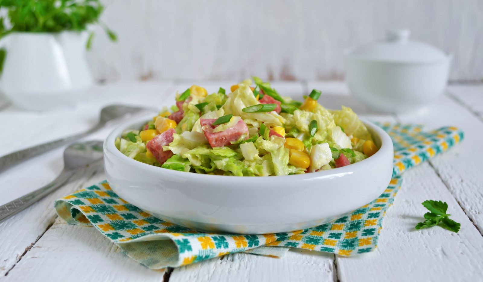 Салат с капустой, ветчиной и кукурузой Лайфхакер