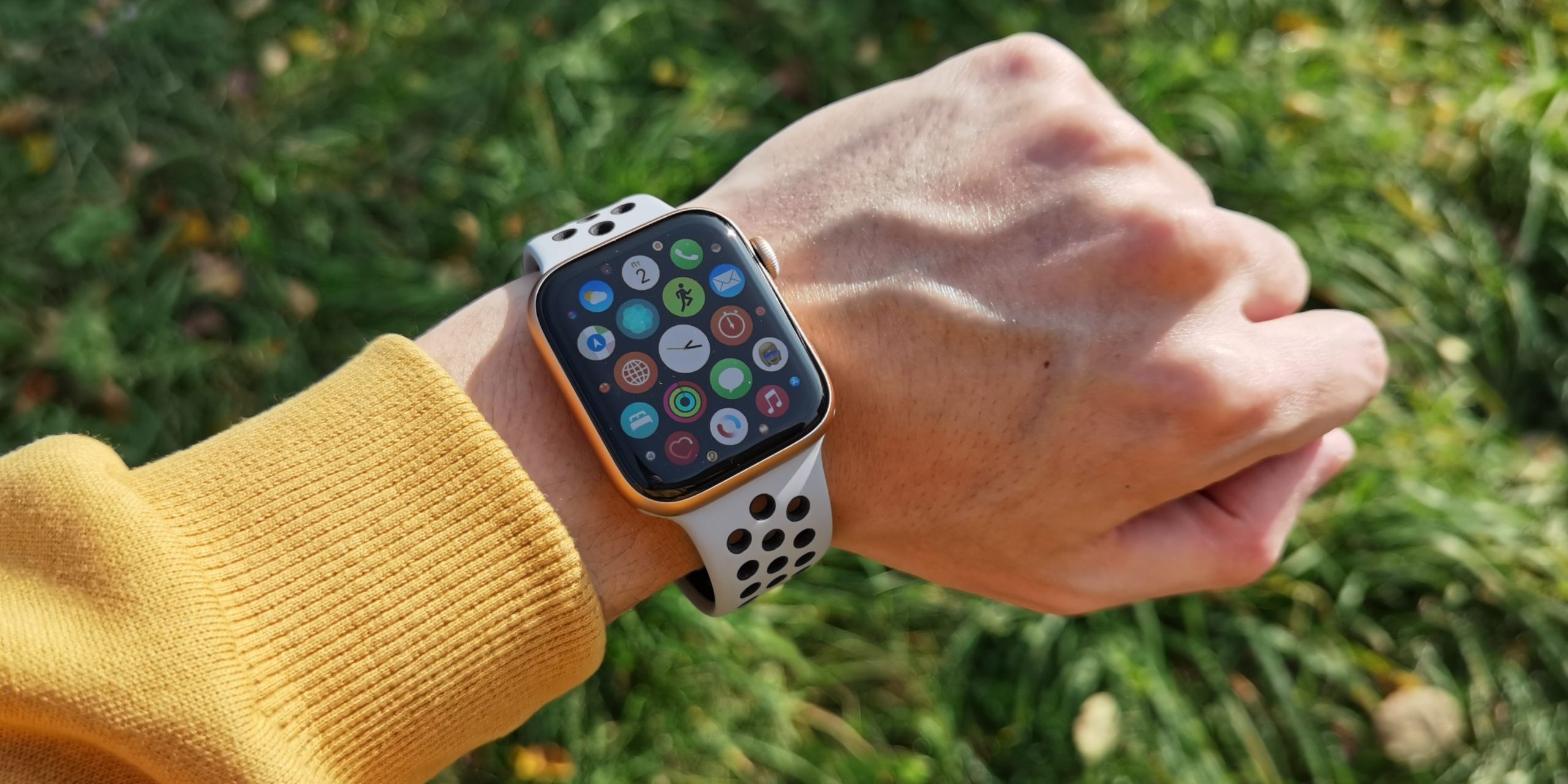 Часы apple на руке фото