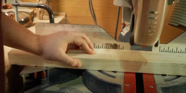 Как сделать подставку для ёлки своими руками: разрежьте доски