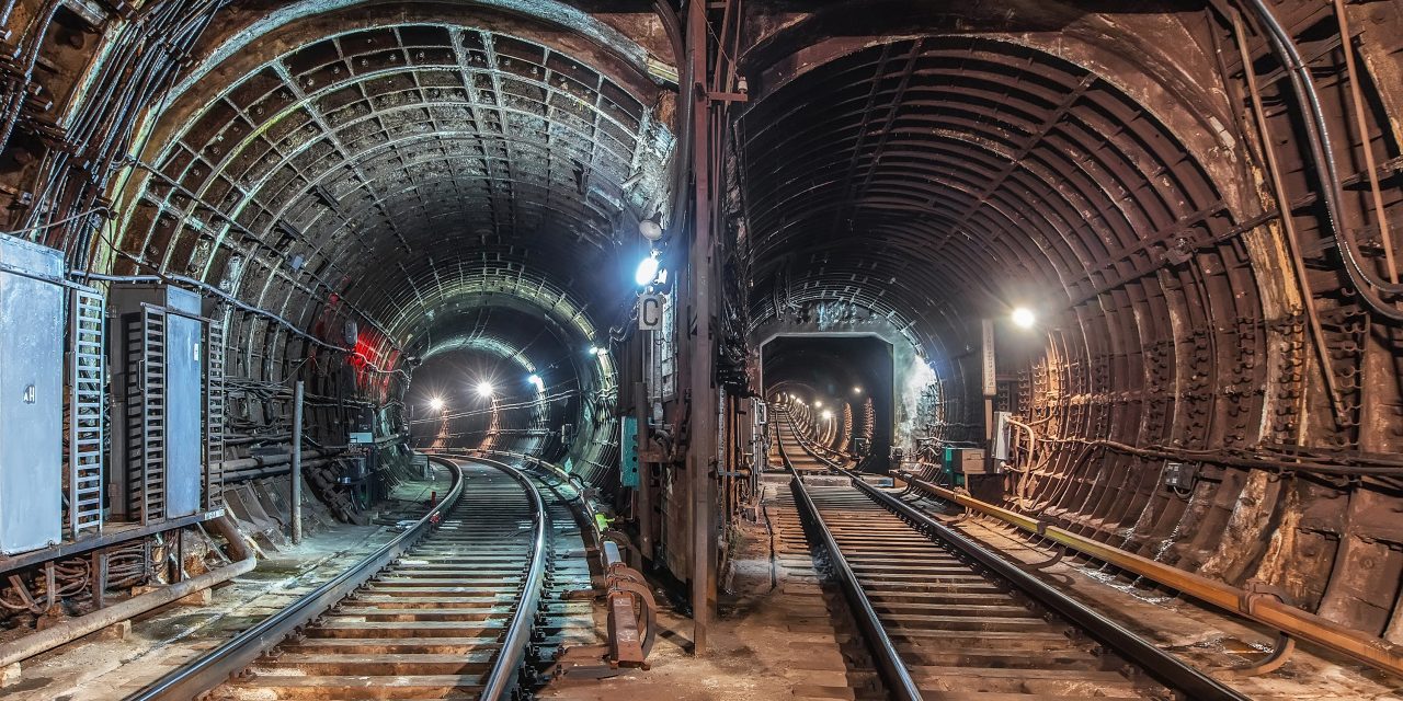 Метро 2 апреля. Тоннель Московского метро. Туннель ССВ Московского метрополитена. Тоннель метро фото. Девушки в тоннели метро фото.