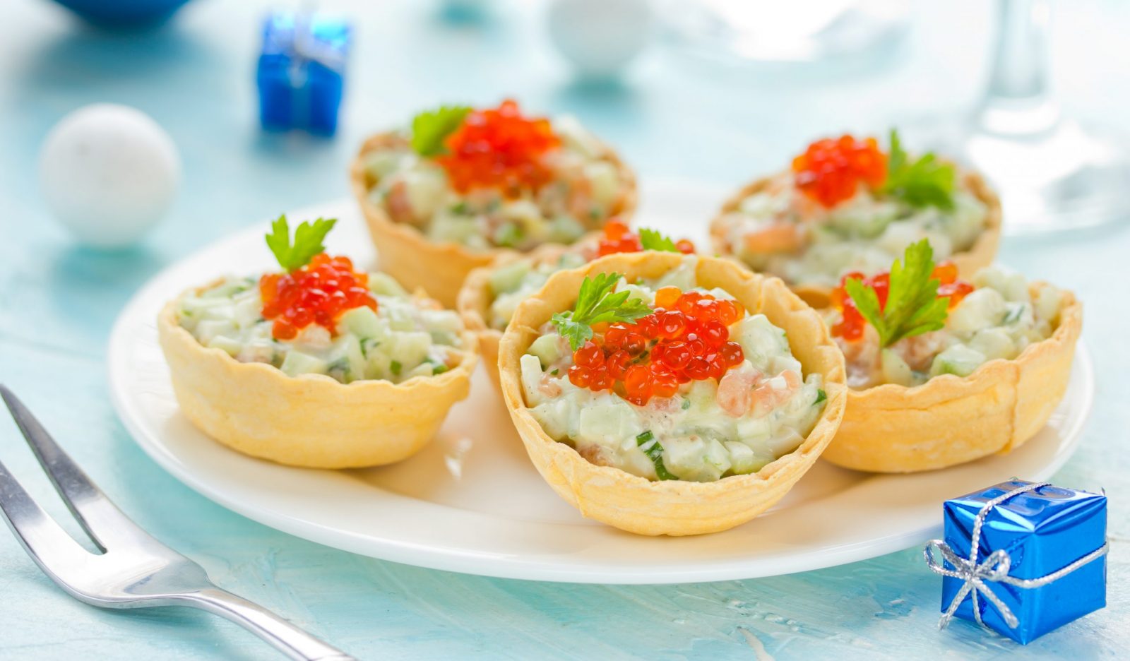 Тарталетки с авокадо, творожным сыром и крабовыми
