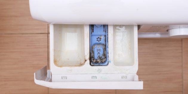 Как устранить запах в стиральной машине: почистите лоток для порошка