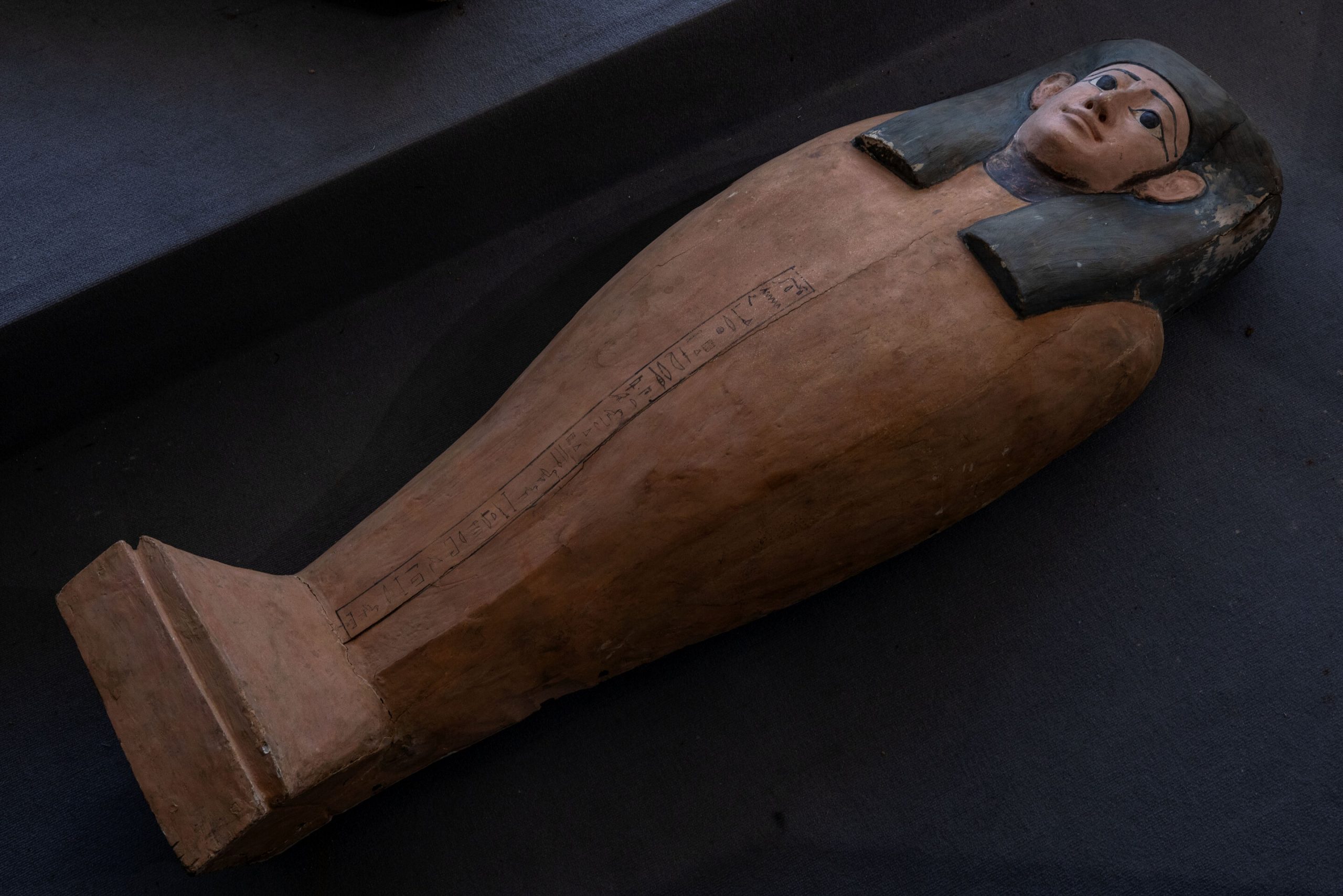 В Египте обнаружили 100 древних саркофагов с мумиями